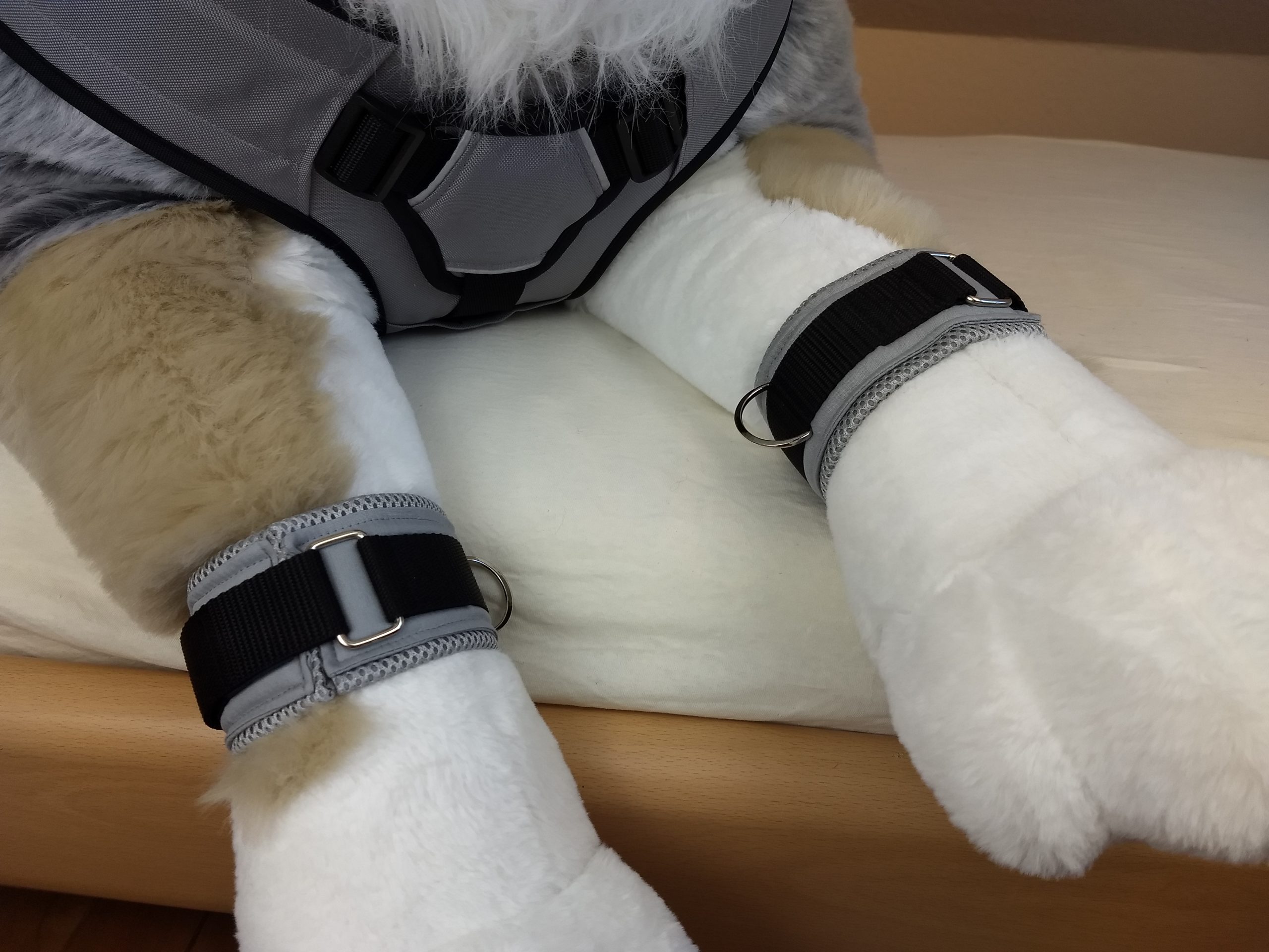 Plushlife Wolf Fesseln grau