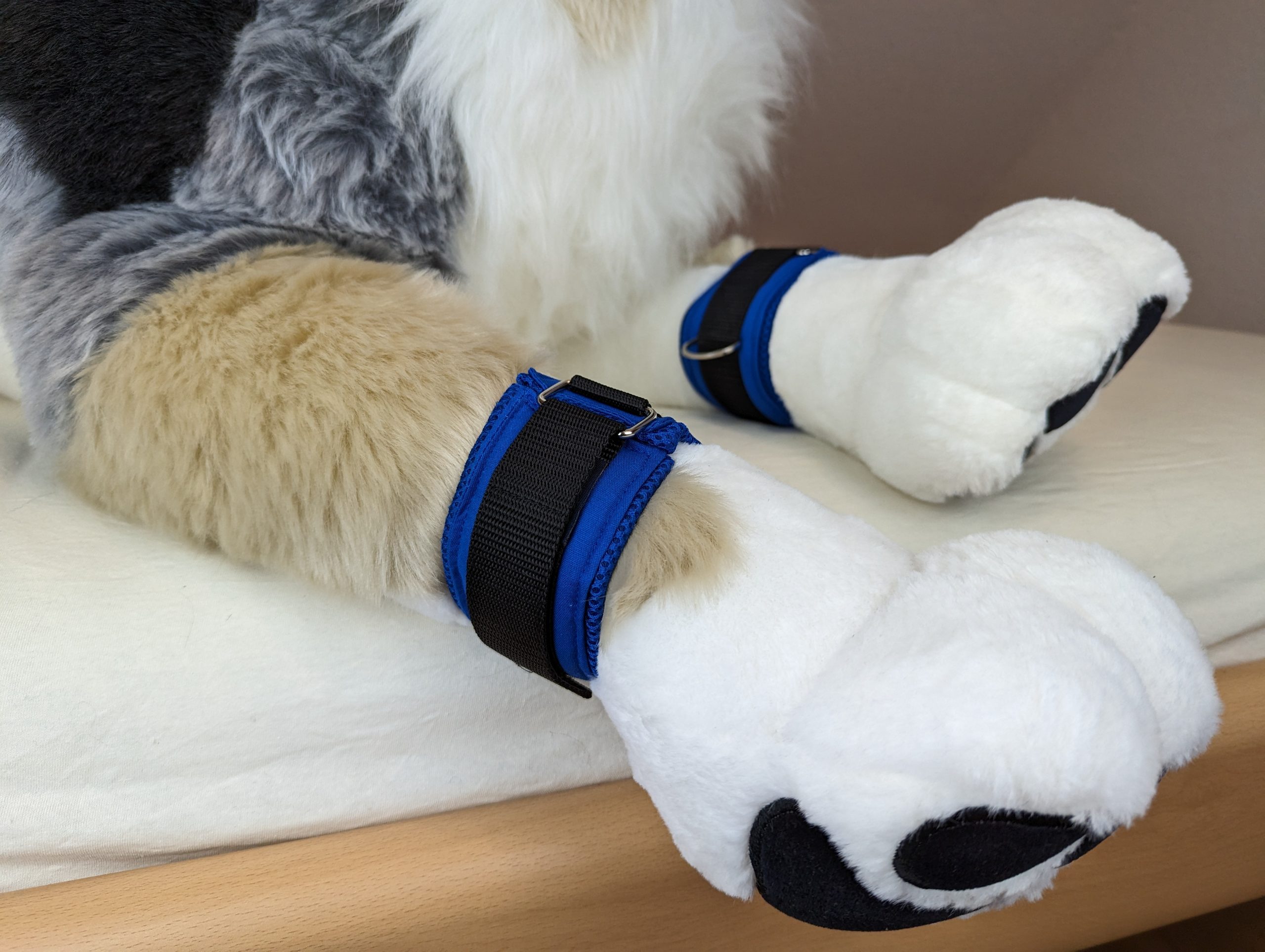 Plushlife Wolf Fesseln blau